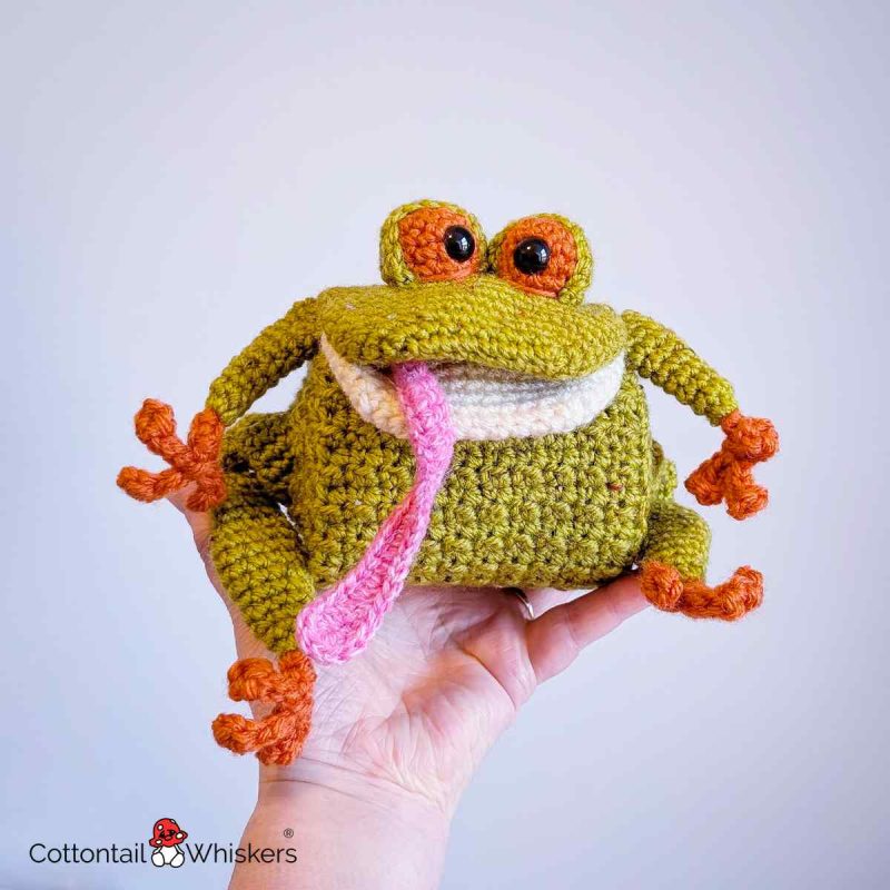 funny-frog-scarf-crochet-pattern-toad-newt-amigurumi-craft