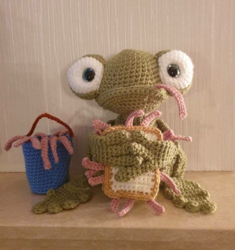 Amigurumi Crochet Frog Pattern Review by Deborah Sawyer for Cottontail & Whiskers