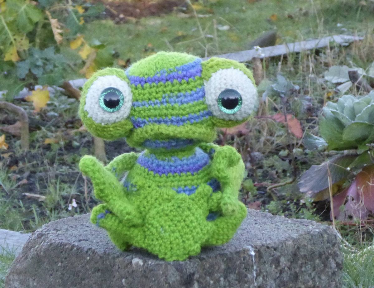Amigurumi Crochet Striped Frog Pattern Review by Jan Trotter for Cottontail & Whiskers