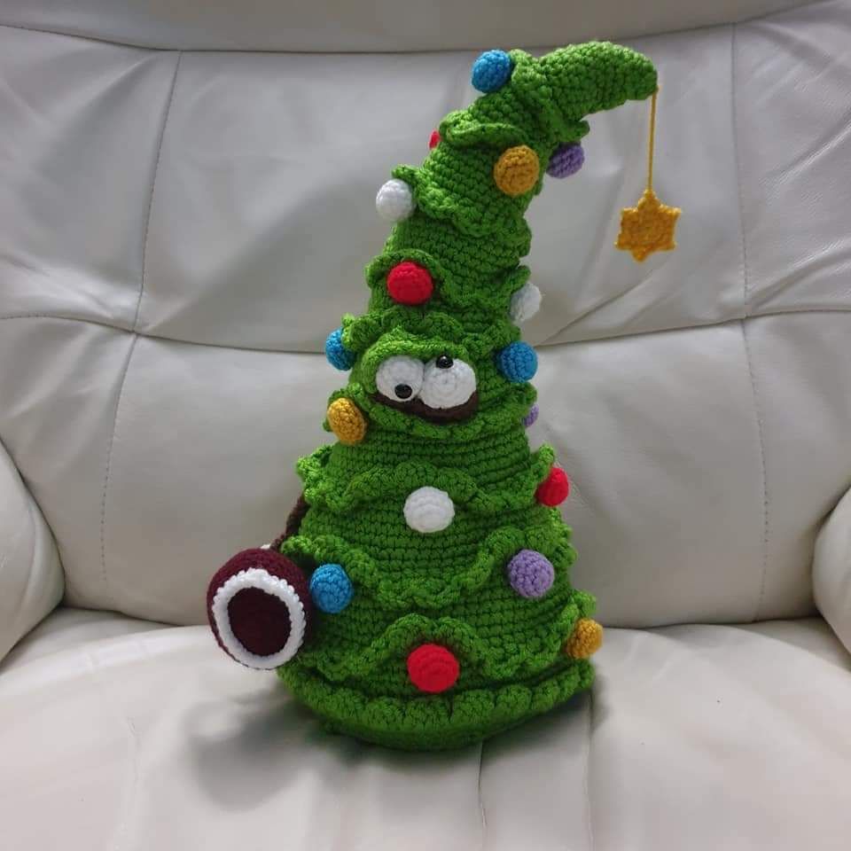 Crochet Christmas tree pattern review for Cottontail and Whiskers by Sam