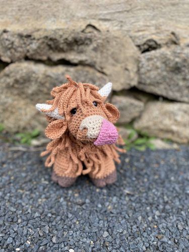 Amigurumi crochet highland cow pattern review by charlene hardy for cottontail whiskers