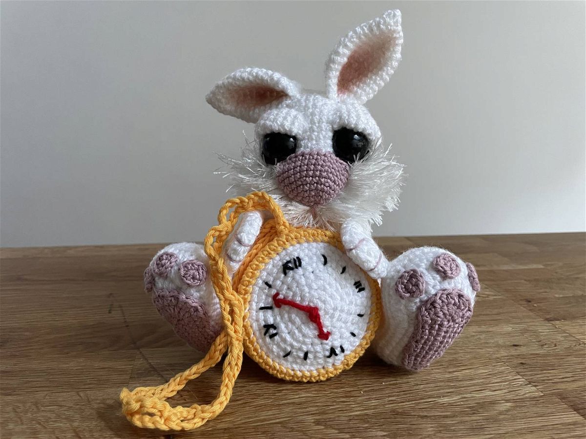 Bianconiglio amigurumi Alice in Wonderland crochet rabbit 